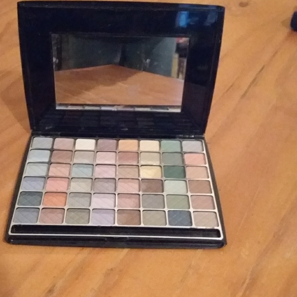 48 eye shadow